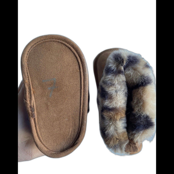 Baby boots. Unworn. 6-9months. Fur‎ linings. - Picture 2 of 4